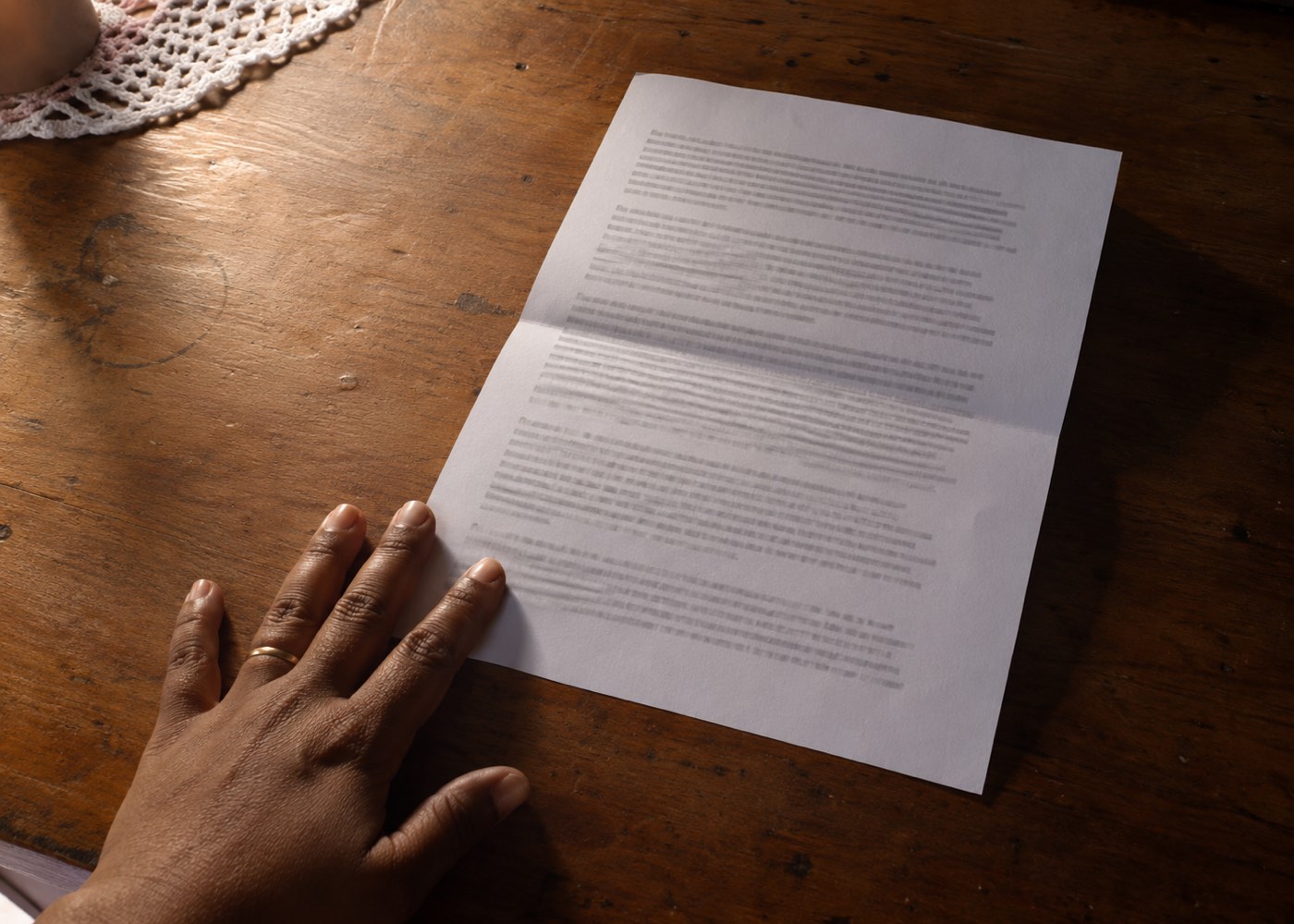 Carta de indeferimento sobre a mesa da cozinha